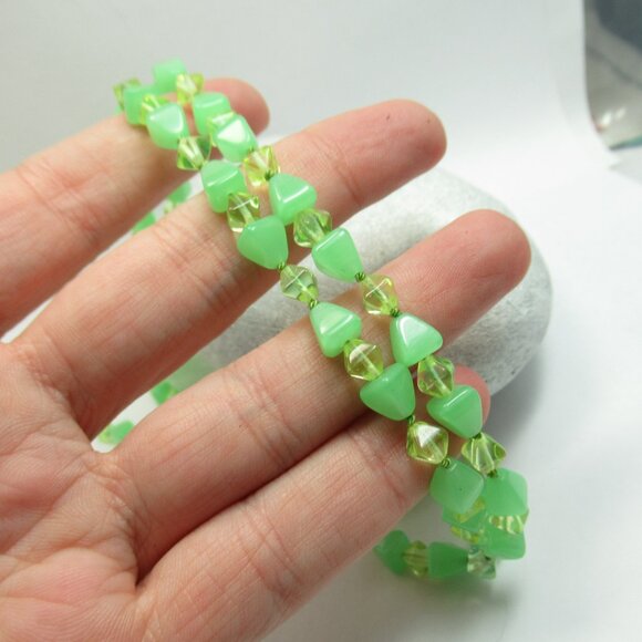 Uranium glass bead necklace - Picture 7 of 10